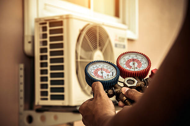 Professional Hvac technician working in Hampton, AR